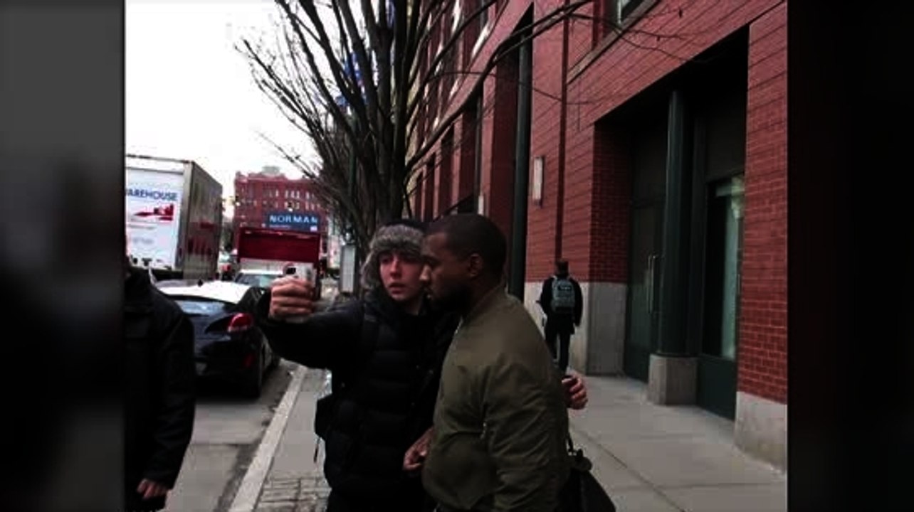 Kanye West macht Bild mit Fans nachdem er erst ablehnte