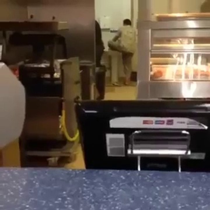 Un client filme un homme en train de se laver les pieds dans l'évier de la cuisine du resto !