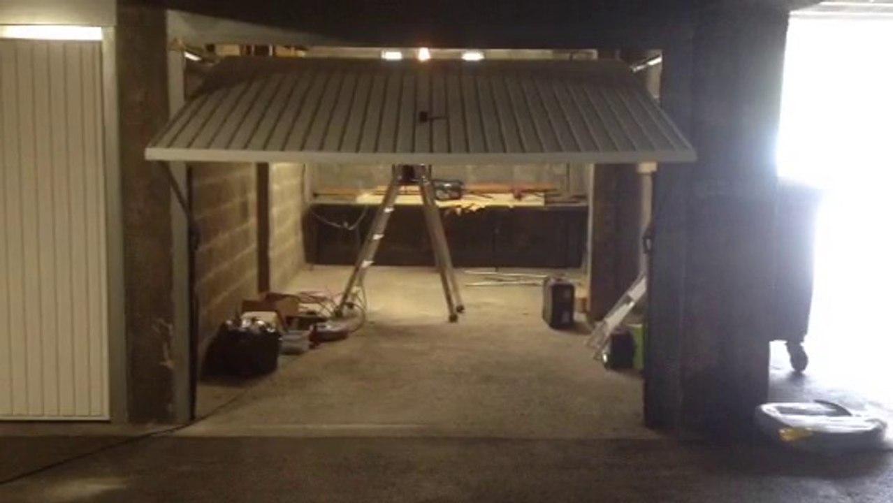 Motorisation de porte de garage basculante instalée par APG Accès Portes de Garage