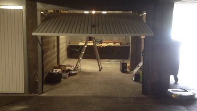 Motorisation de porte de garage basculante instalée par APG Accès Portes de Garage