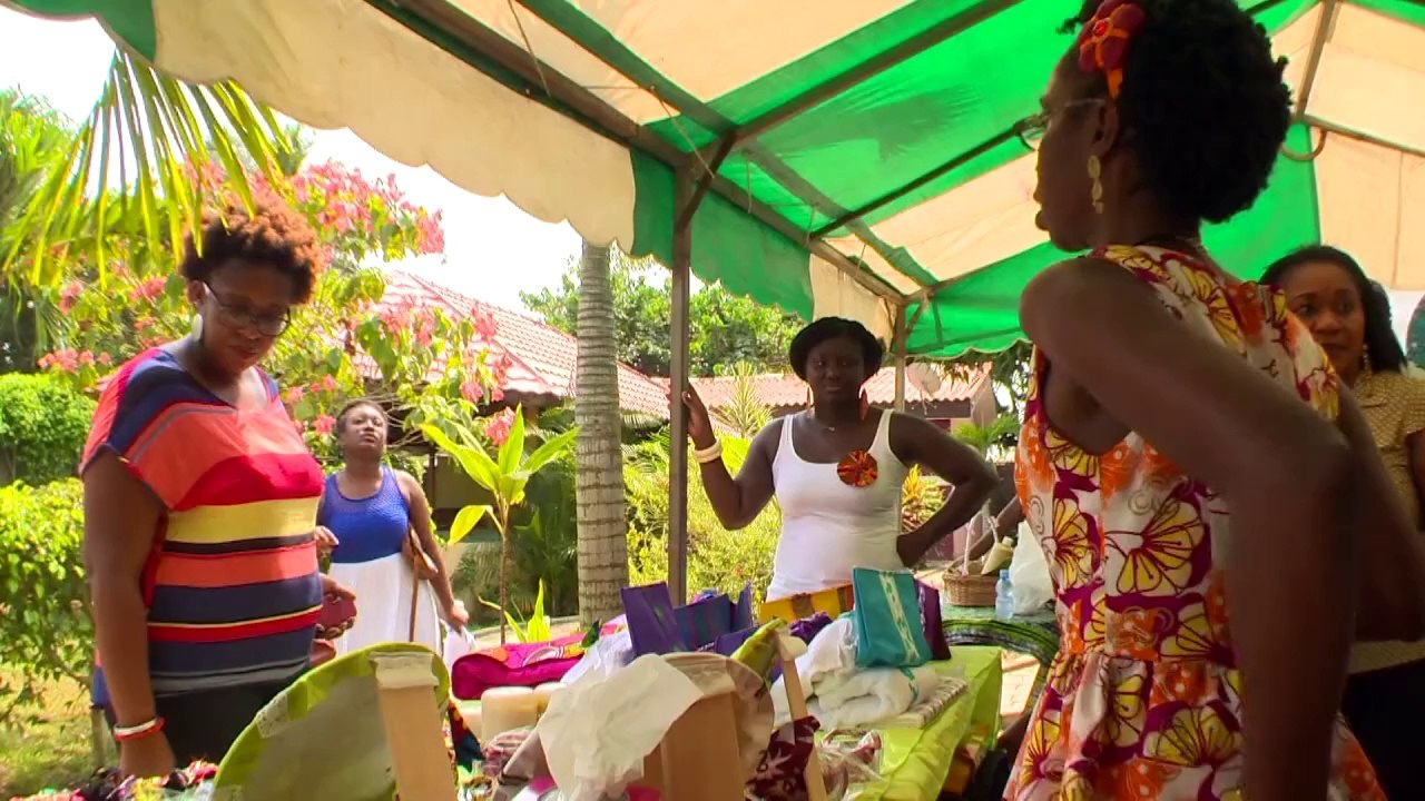 Natürlich glücklich - westafrikanerinnen trotzen modediktat