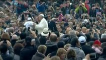 Le pape François embrasse un enfant déguisé en pape