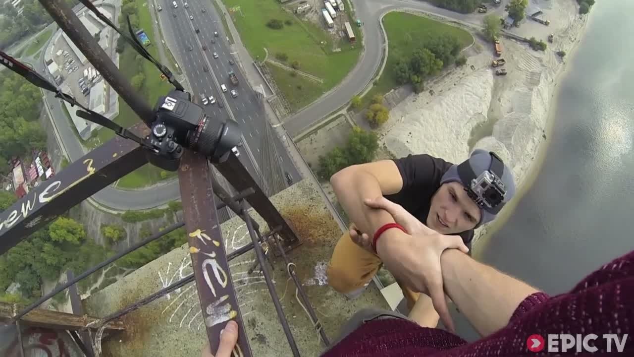 Kiev : accrobaties à 115 mètres d'altitude