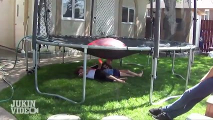 Babanın Çocuklarına Yaptığı Haince Şaka - Vidobe.com