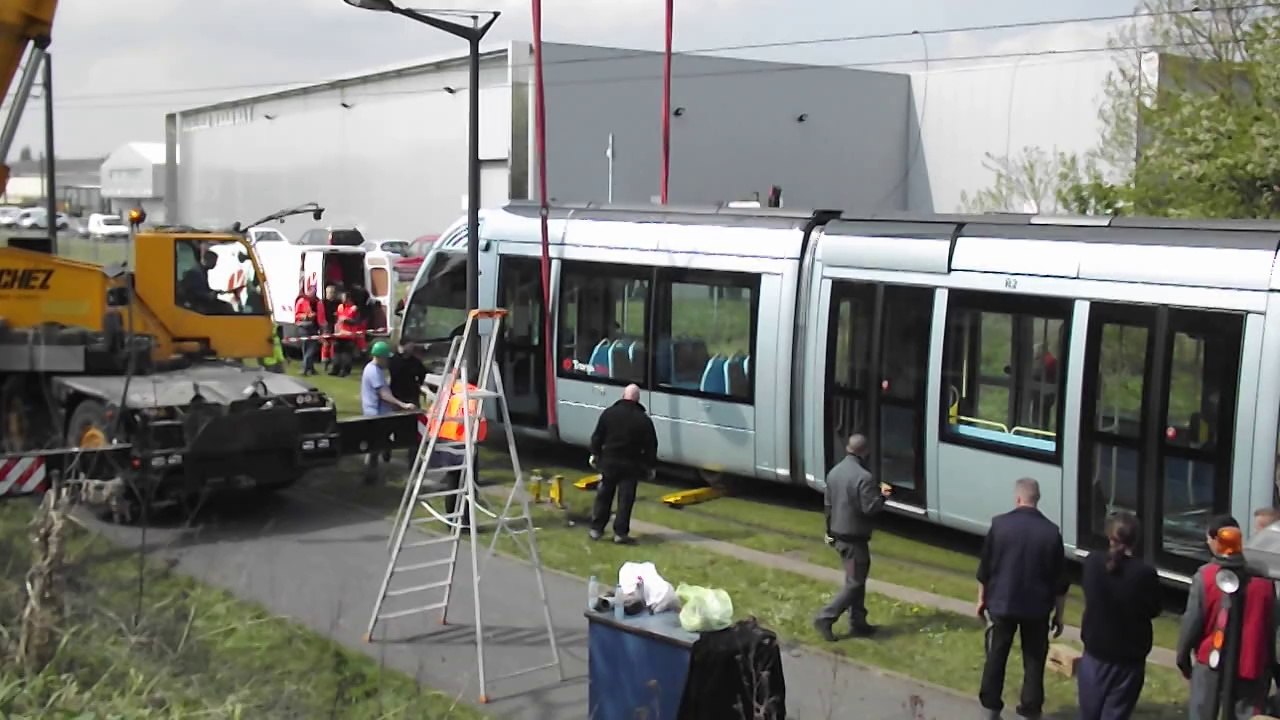 Déraillement du tram à Valenciennes : l'opération de levage s'avère très délicate
