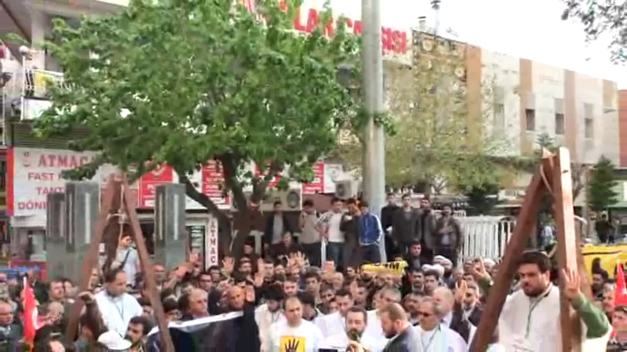 11.04.2014 TARİHLİ MISIRDAKİ 529 MÜSLÜMAN KARDEŞİMİZİN İDAM KARARINI PROTESTO İÇİN MEYDANLARDAKDIK.