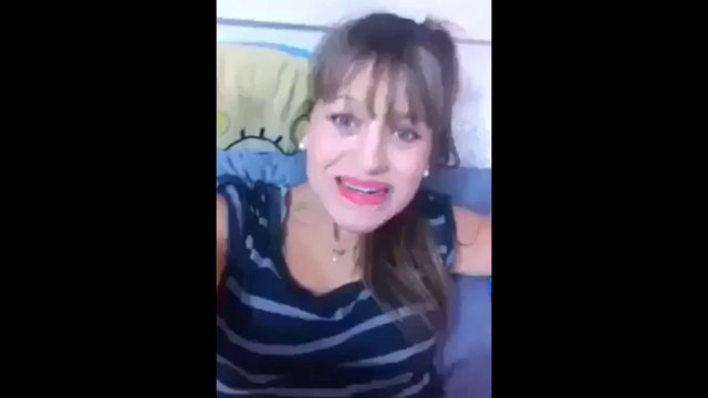 Fille fait du beat box spécial