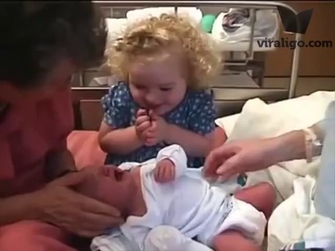 Bu Kızın Yeni Doğmuş Bebeği Nasıl Sakinleştirdiğini Görmelisiniz. İnanılmaz Sevimli!