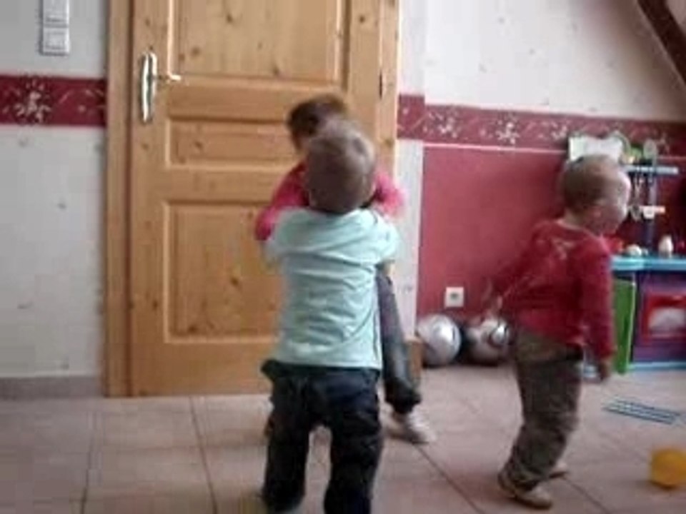 Les enfants dansent