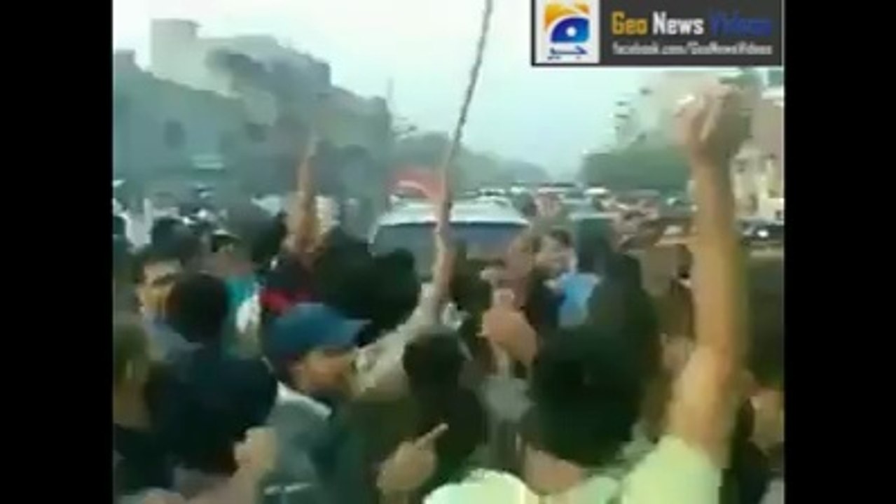 پاک آرمی کے خِلاف بولنے پر خواجہ آصف کو انکے اپنے حلقے میں جوتے