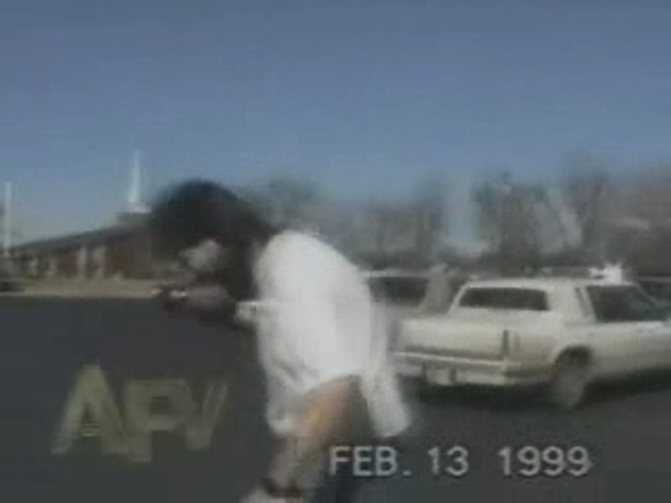 un-mec-eternue-sur-son-pote