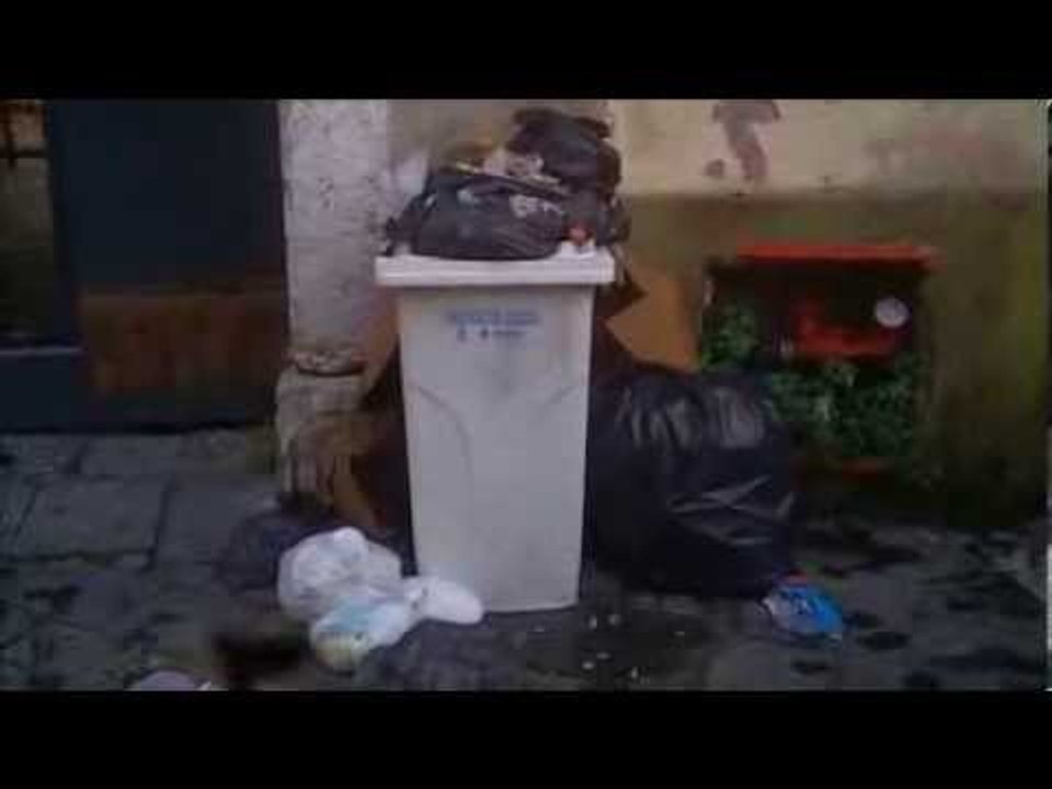 Aversa (CE) - Rifiuti davanti Biblioteca, protestano studenti (28.02.14)