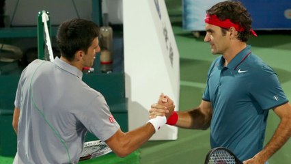 Federer cieszy się z wygranej w meczu z Djokoviciem