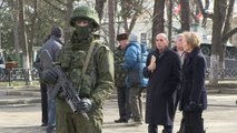 Crimée: des dizaines d'hommes armés patrouillent Simféropol