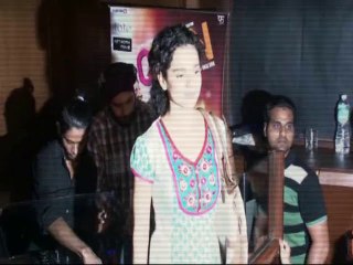 Discover What Kangana Sharma Carries in Her Bag 👜