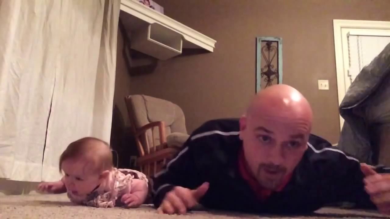 Faire des pompes avec son bébé... Workout en famille : hilarant et trop mignon!