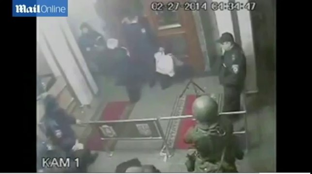 Armed with MACHINE GUNS and GAS MASKS-The MOMENT Russian troops stormed Ukrainian PARLIAMENT-CCTV
