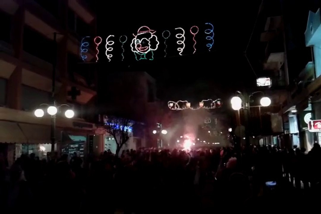 ΚΑΡΝΑΒΑΛΙ ΞΑΝΘΗΣ 2014 - ΧΙΛΙΑΔΕΣ ΚΑΡΝΑΒΑΛΙΣΤΕΣ ΣΤΟ ΚΕΝΤΡΟ ΤΗΣ ΠΟΛΗΣ
