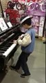 Jong talent speelt piano.