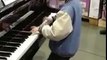 Jong talent speelt piano.