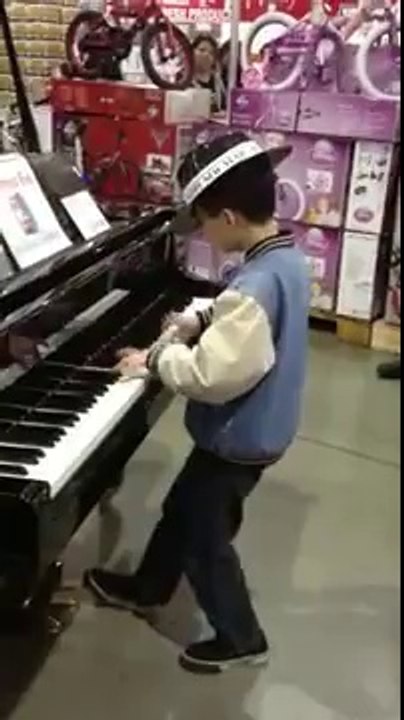 Jong talent speelt piano.