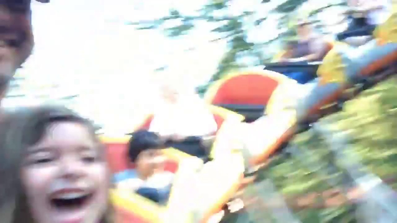 Une petite fille découvre les montagnes russes... Manège et émotions!