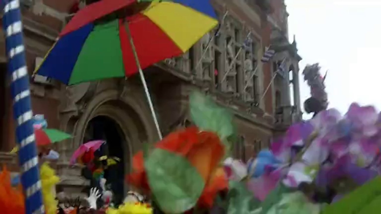 Jet de harengs au carnaval de Dunkerque - vu d'en bas