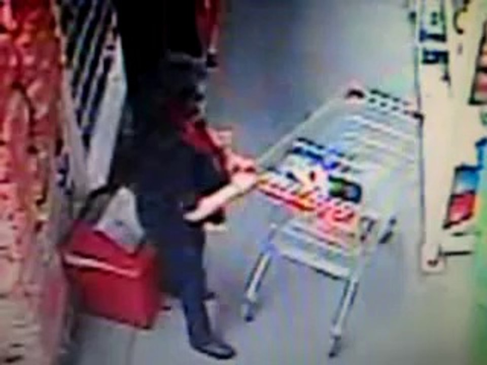 Videos de Risa: Pillada cagando en una papelera del supermercado (tepillao.com)