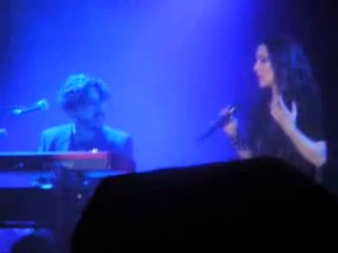 Malú concierto de zaragoza 01 - 03 - 2014 cancion aprendiz homenaje a paco de lucia entre lagrimas mientras canta.