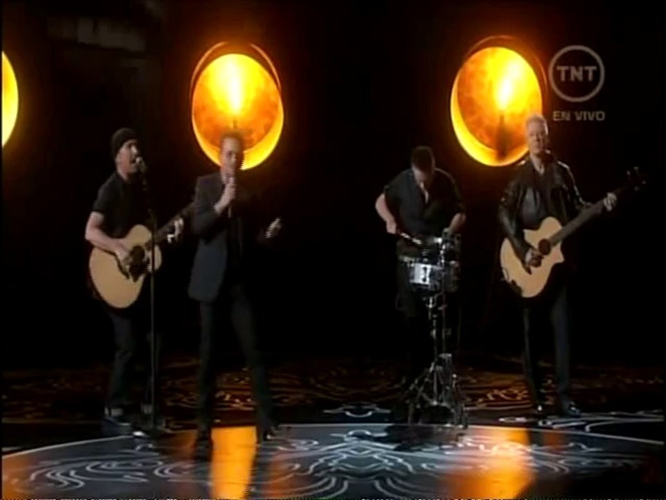 U2 canta "Ordinary Love"