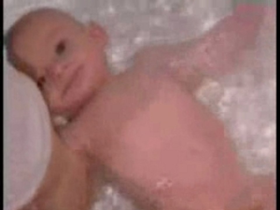 bébé Lucas au bain