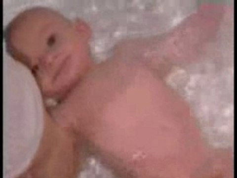 bébé Lucas au bain