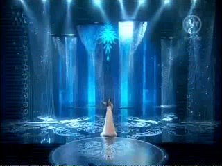 Idina Menzel canta "Let it go"
