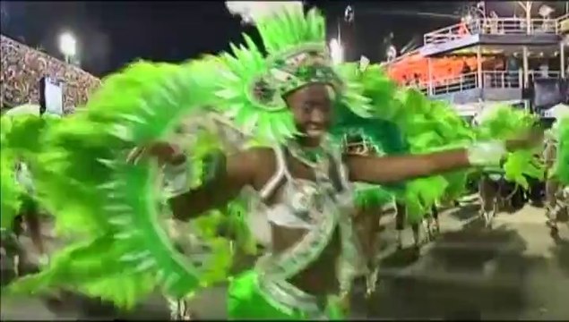 A Rio de Janeiro, douze écoles de samba s'affrontent lors du carnaval