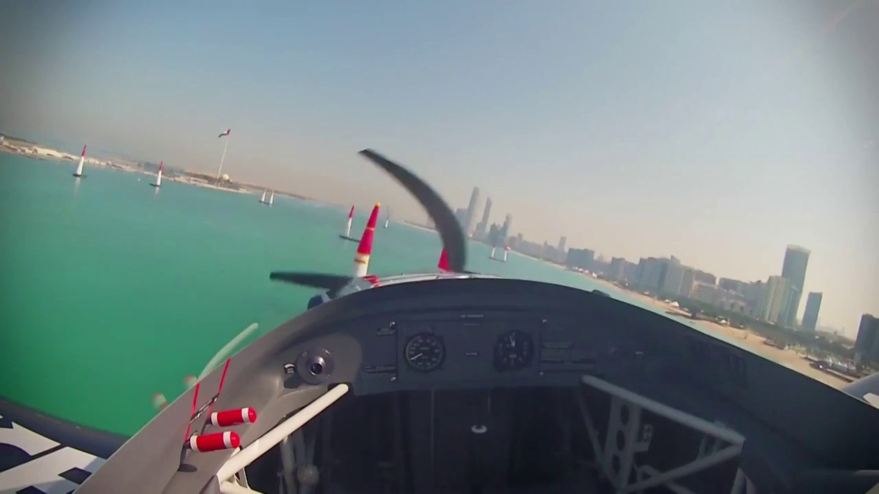 Course d'avion dans le ciel d'Abu Dhabi - Red Bull POV!
