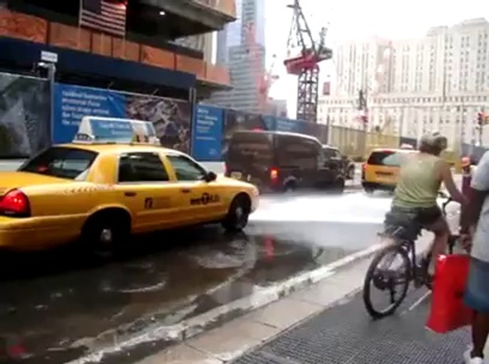 Un cycliste se fait balayer par une lance à incendie... Chute super violente!