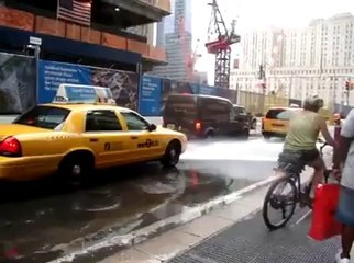 Un cycliste se fait balayer par une lance à incendie... Chute super violente!