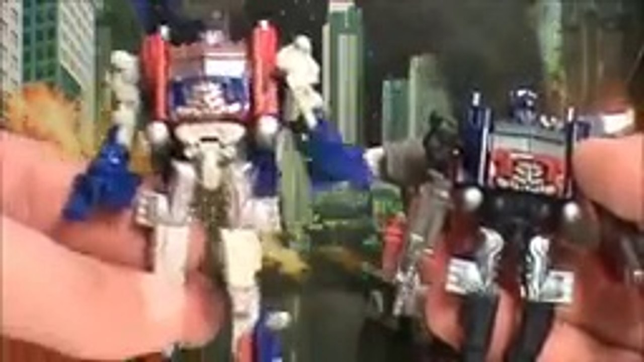 TRANSFORMERS 3 DOTM BATTLE IN THE MOONLIGHT CYBERVERSE OPTIMUS PRIME RATCHET CRANKCASE TOY REVIEW