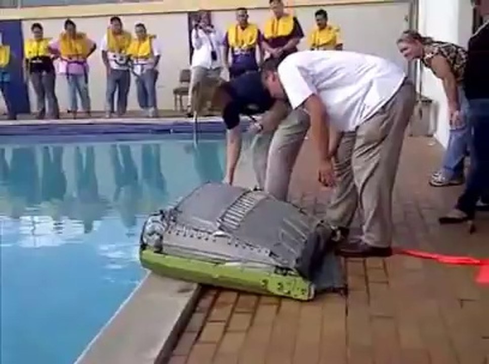 Gonfler un toboggan de secours comme un chef... Fail de l'année!