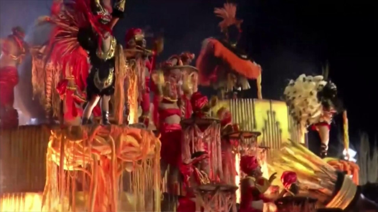 Première nuit folle pour le carnaval de Rio