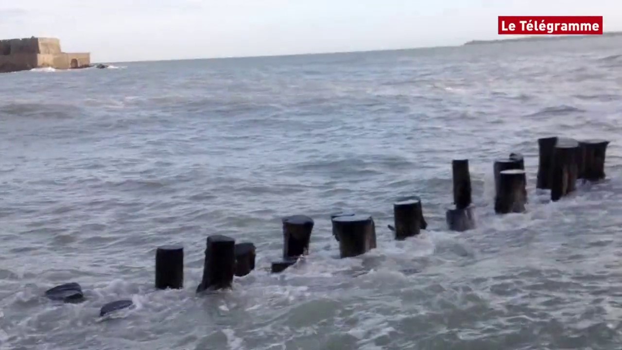 Saint-Malo. Grande marée devant le Fort national