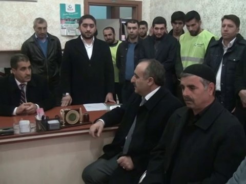 EFE,AĞRI BELEDİYE BAŞKANI YARDIM TIRINI UĞURLARKEN GÖRÜNTÜLEDİ