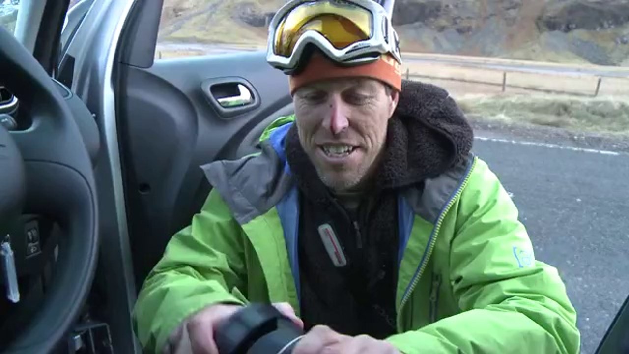 Mann wird von einem Hirsch angegriffen