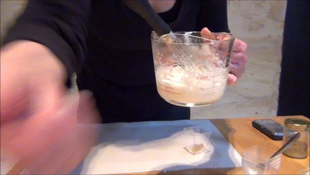 baume contour des yeux anti-cernes et anti-âge à l'huile de carthame (cosmétique maison)