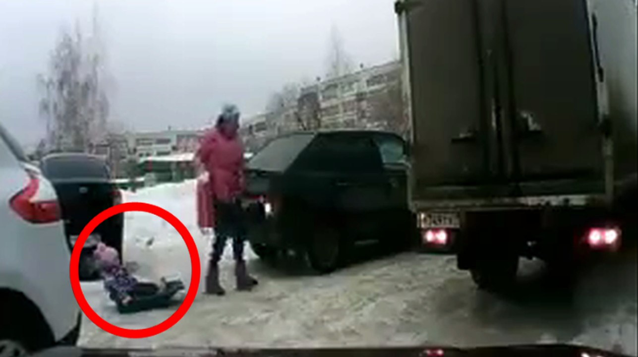 Inconscience : elle laisse trainer sa fille au sol derrière une voiture !