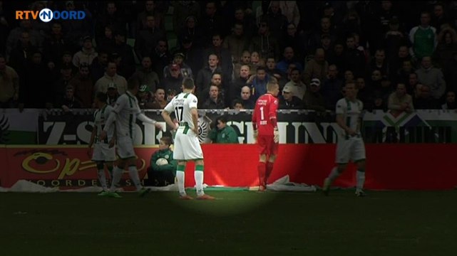 Ballenjongen FC Groningen geraakt door vlaggenstok - RTV Noord