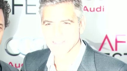 George Clooney wurde beim Händchen halten gesehen