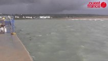Grande marée à Carteret: des vagues, du vent, mais pas trop de dégâts