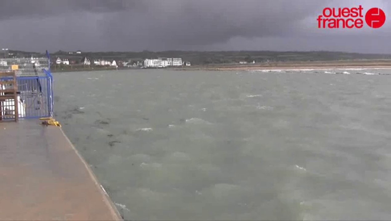 Grande marée à Carteret: des vagues, du vent, mais pas trop de dégâts