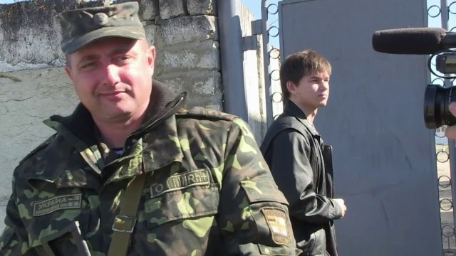 Des commandos armés autour des bases militaires ukraniennes